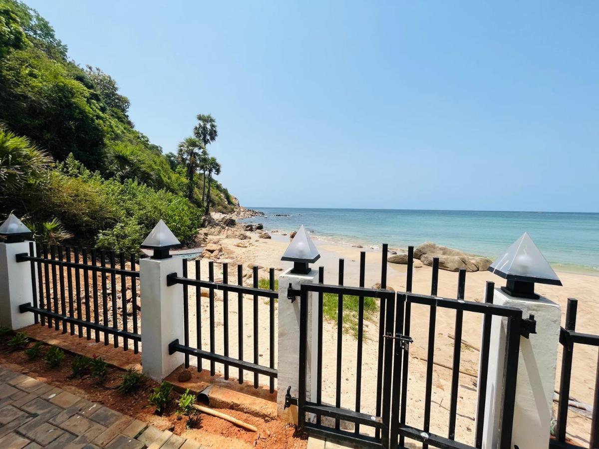 Janas Blue Water Corner Hotel Trincomalee Exterior photo